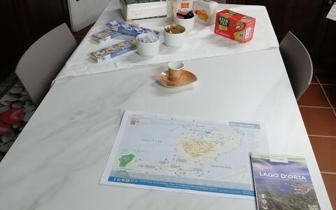 App. Il Sasso Di Olina: Table, Meubles, Vaisselle, Aliments, Vaisselle, Nappe De Table, Textile, Peindre, Design Intérieur, Assiette