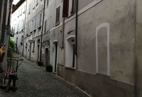 App. Il Sasso Di Olina: Fenêtre, Bâtiment, Infrastructure, Surface De La Route, Pot De Fleur, Ciel, Asphalte, Sol, Teintes Et Ombres, Route