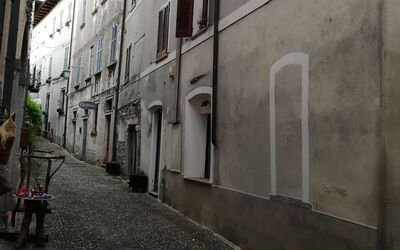 App. Il Sasso Di Olina: Fenêtre, Bâtiment, Infrastructure, Surface De La Route, Pot De Fleur, Ciel, Asphalte, Sol, Teintes Et Ombres, Route