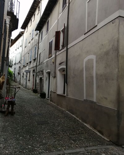 App. Il Sasso Di Olina: Fenêtre, Bâtiment, Infrastructure, Surface De La Route, Pot De Fleur, Ciel, Asphalte, Sol, Teintes Et Ombres, Route