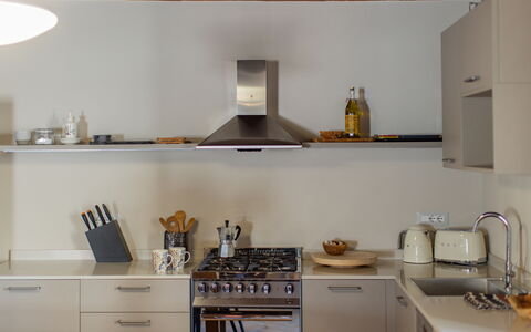 Appartamento Palei: Meubles, Propriété, Cabinetry, Bâtiment, Comptoir, Vaisselle, Rayonnage, Cuisine, Design Intérieur, Bois