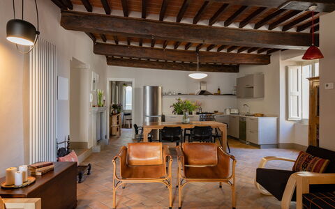 Appartamento Palei: Meubles, Propriété, Table, Chaise, Plante, Bois, Plante D'Appartement, Éclairage, Architecture, Design Intérieur