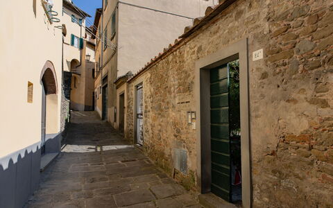 Appartamento Palei: Fenêtre, Bâtiment, Porte, Surface De La Route, Bois, Sol, Maison, Route, Ciel