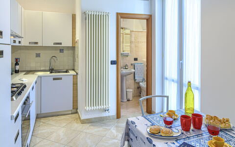 Apartments Mafalda - Levanto: Meubles, Propriété, Table, Aliments, Vaisselle, Bâtiment, Cabinetry, Design Intérieur, Porte, Bois