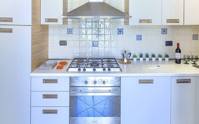 Apartment Mafalda 1: Cabinetry, Comptoir, Produit, Cuisinière, Cuisine, Architecture, Design Intérieur, Gaz Poele, Appareil De Cuisine, Sol