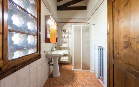 Villa Varna: Miroir, Robinet, Luminaire Plomberie, Évier, Bâtiment, Lavabo, Bois, Salle De Bains, Fenêtre, Design Intérieur