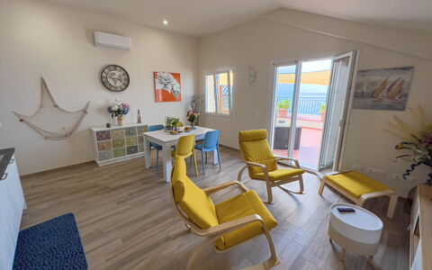 Vista Mare Borgo Peri: Meubles, Plante D'Appartement, Plante, Cadre, Chaise, Pot De Fleur, Design Intérieur, Bois, Sol, Bâtiment