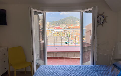 Vista Mare Borgo Peri: Bâtiment, Fenêtre, Bleu, Bleu Azur, Ombre, Confort, Chaise, Bois, Maison, Architecture