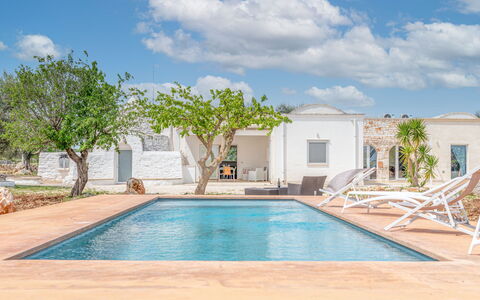Bianco Trullo: Nuage, L'Eau, Ciel, Propriété, Piscine, Plante, Bleu Azur, Bâtiment, Ombre, Arbre