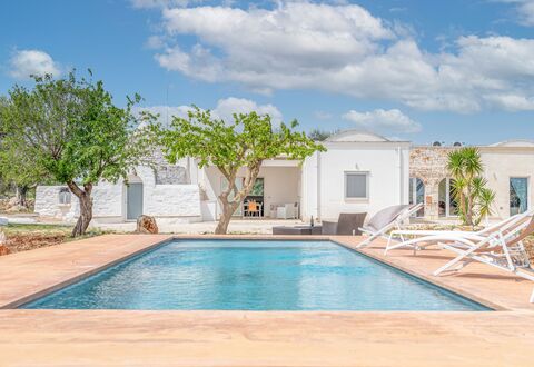 Bianco Trullo: Nuage, L'Eau, Ciel, Propriété, Piscine, Plante, Bleu Azur, Bâtiment, Ombre, Arbre