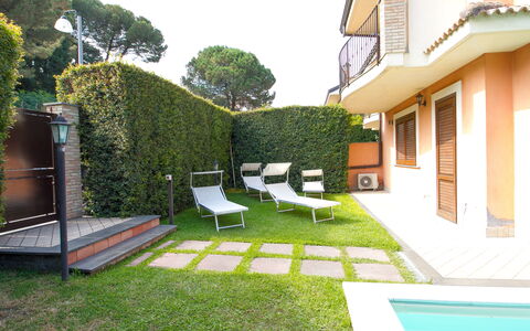 Villa Dei Castagni: Plante, Propriété, Vert, Bâtiment, Arbre, Ciel, Lot Terre, Herbe, Maison, Jaune