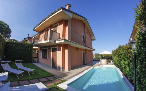 Villa Dei Castagni: Ciel, Bâtiment, Plante, Propriété, Fenêtre, L'Eau, Arbre, Maison, Architecture, Design Intérieur