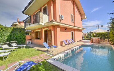 Villa Dei Castagni: L'Eau, Plante, Jour, Propriété, Bâtiment, Ciel, Nuage, Bleu, Architecture, Piscine