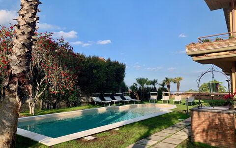 Villa Tricca: L'Eau, Plante, Ciel, Nuage, Propriété, Bleu Azur, Herbe, Arbre, Loisir, Zone Résidentielle