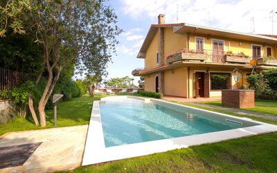 Villa Tricca: L'Eau, Plante, Bâtiment, Ciel, Nuage, Propriété, Fenêtre, Arbre, Piscine, Herbe