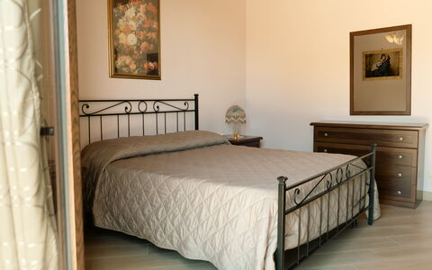 Villa Saponara: Lit, Meubles, Chambre, Literie, Drap De Lit, Design Intérieur, Sol, Sol, Bois, Linge
