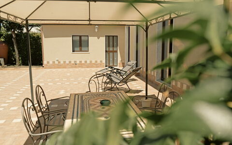 Villa Saponara: Meubles, Sol, Sol, Chaise, Mobilier De Jardin, Ombre, Structure En Plein Air, Tableau De Plein Air, Patio, Jardin