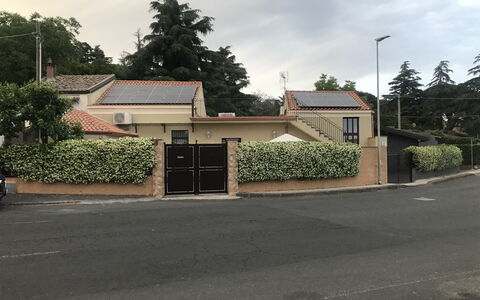 Villa Saponara: Zone Résidentielle, Maison, Domicile, Banlieue, Allée, Porte, Accueil Escrime