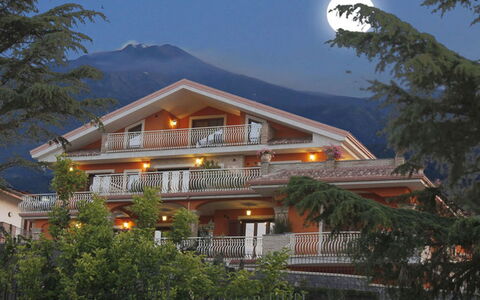 Etna Suites: Ciel, Plante, Propriété, Bâtiment, Lumière, La Nature, Botanique, Arbre, Montagne, Fenêtre