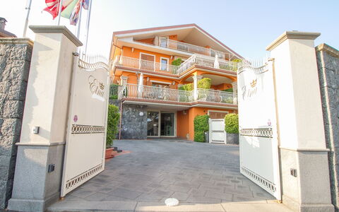 Etna Suites: Ciel, Propriété, Bâtiment, Fenêtre, Design Urbain, Zone Résidentielle, Façade, Immobilier, Porte
