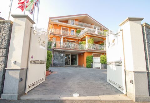 Etna Suites: Ciel, Propriété, Bâtiment, Fenêtre, Design Urbain, Zone Résidentielle, Façade, Immobilier, Porte