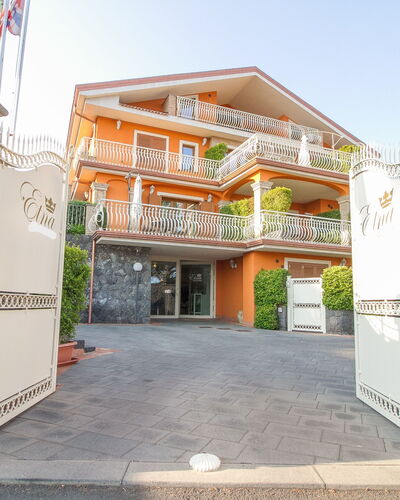 Etna Suites: Ciel, Propriété, Bâtiment, Fenêtre, Design Urbain, Zone Résidentielle, Façade, Immobilier, Porte