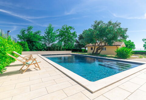 Sunrise Hill Holiday Home: L'Eau, Plante, Nuage, Ciel, Propriété, Piscine, Vert, Bleu Azur, Arbre, Rectangle