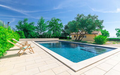 Sunrise Hill Holiday Home: L'Eau, Plante, Nuage, Ciel, Propriété, Piscine, Vert, Bleu Azur, Arbre, Rectangle