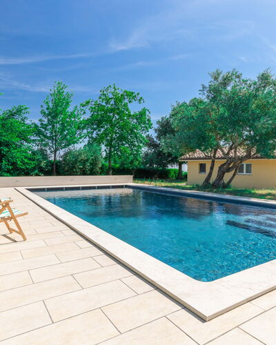 Sunrise Hill Holiday Home: L'Eau, Plante, Nuage, Ciel, Propriété, Piscine, Vert, Bleu Azur, Arbre, Rectangle
