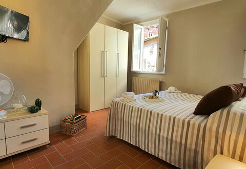 Loft Lucca: Meubles, Propriété, Cabinetry, Fenêtre, Confort, Bois, Design Intérieur, Tiroir, Cadre De Lit, Bâtiment