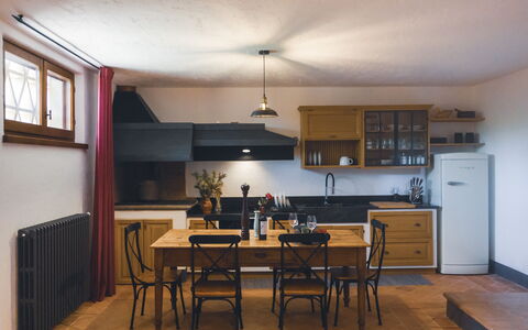 Villa Sant'anna: Cabinetry, Meubles, Comptoir, Table, Fenêtre, Chaise, Design Intérieur, Bois, Cuisine, Éclairage