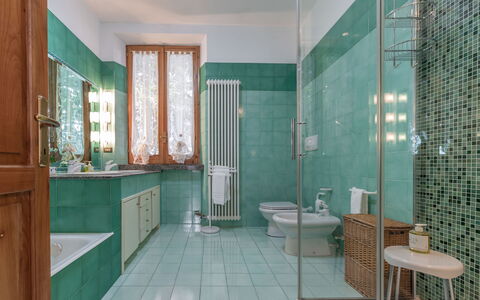 Villa Rosso Corbezzolo: Propriété, Évier, Luminaire Plomberie, Bleu Azur, Bâtiment, Miroir, Cabinetry, Salle De Bains, Violet, Design Intérieur