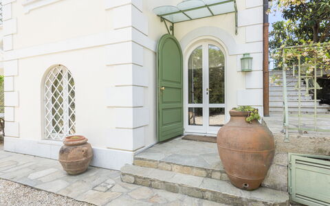 La Villetta: Bâtiment, Propriété, Fenêtre, Plante, Baril, Pot De Fleur, Brickwork, Porte, Brique, Bois