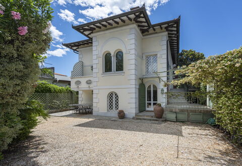 La Villetta: Nuage, Ciel, Bâtiment, Plante, Fenêtre, Bleu Azur, Porte, Quartier, Zone Résidentielle, Maison