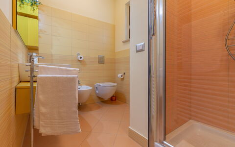 Casamare: Marron, Bâtiment, Propriété, Luminaire Plomberie, Salle De Bains, Évier, Maison, Sol, Toilette