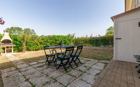 Casamare: Ciel, Plante, Propriété, Vert, Chaise, Bois, Arbre, Bâtiment, Herbe, Surface De La Route