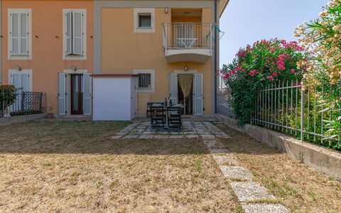 Casamare: Plante, Fenêtre, Propriété, Bâtiment, Porte, Maison, Surface De La Route, Lot Terre, Quartier, Fleur