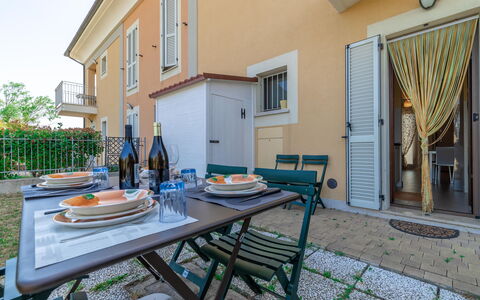 Casamare: Table, Meubles, Bâtiment, Propriété, Plante, Fenêtre, Vaisselle, Pot De Fleur, Bleu Azur, Porte
