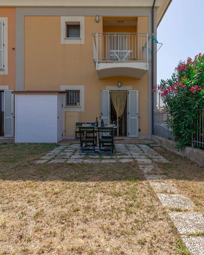 Casamare: Plante, Fenêtre, Propriété, Bâtiment, Porte, Maison, Surface De La Route, Lot Terre, Quartier, Fleur