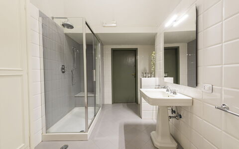 Villa San Gennaro: Miroir, Robinet, Évier, Lavabo, Luminaire Plomberie, Bâtiment, Plante, Salle De Bains