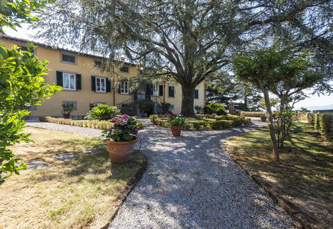 Villa San Gennaro: Plante, Bâtiment, Fenêtre, Arbre, Ciel, Surface De La Route, Lot Terre, Maison, Paysage, Herbe