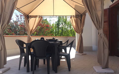 Residenza Thaulero: Propriété, Meubles, Table, Bâtiment, Chaise, Bois, Textile, Ombre, Design Intérieur, Arbre