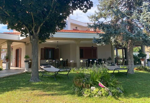 Residenza Thaulero: Plante, Bâtiment, Propriété, Ciel, Arbre, Ombre, Lot Terre, Architecture, Fenêtre, Chalet