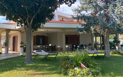 Residenza Thaulero: Plante, Bâtiment, Propriété, Ciel, Arbre, Ombre, Lot Terre, Architecture, Fenêtre, Chalet