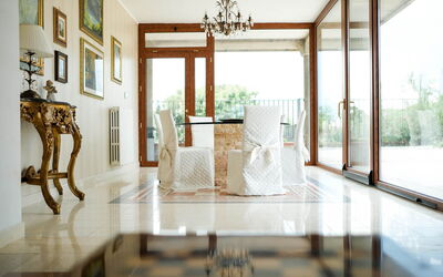 Villa Thaulero: Bâtiment, Table, Bois, Salon, Design Intérieur, Sol, Sol, Cadre, Immobilier, Dur