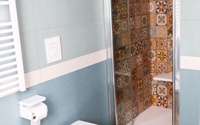 Dependance Thaulero: Luminaire Plomberie, Propriété, Siège De Toilette, Violet, Bâtiment, Salle De Bains, Toilette, Design Intérieur, Bois