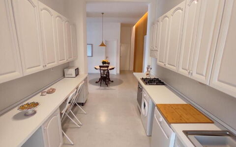 Tre Donne: Cabinetry, Meubles, Bâtiment, Table, Design Intérieur, Architecture, Cuisine, Sol, Sol
