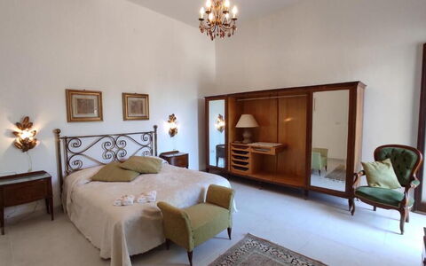 Tre Donne: Meubles, Propriété, Bâtiment, Confort, Bois, Éclairage, Design Intérieur, Cadre, Maison, Architecture