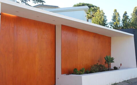 Tre Donne: Plante, Propriété, Bâtiment, Ciel, Arbre, Ombre, Bois, Architecture, Maison, Mur