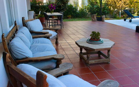 Tre Donne: Plante, Meubles, Table, Pot De Fleur, Mobilier De Jardin, Bois, Salon, Plante D'Appartement, Design Intérieur, Sol